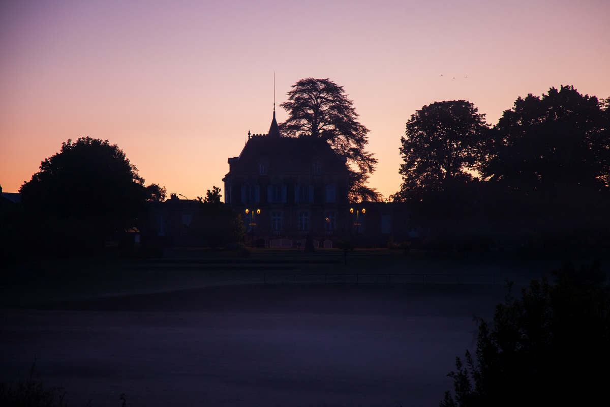 Mairie du Dorat silhouettée dans la brume
