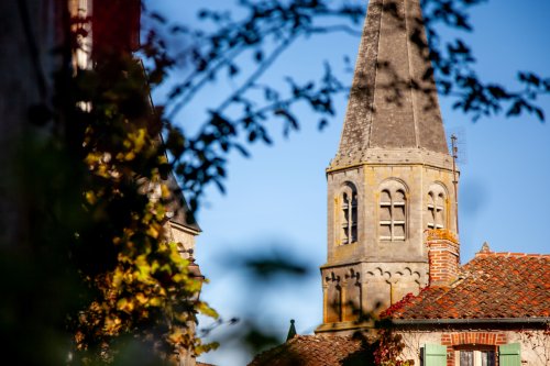 Collégiale vue de la rue des fours